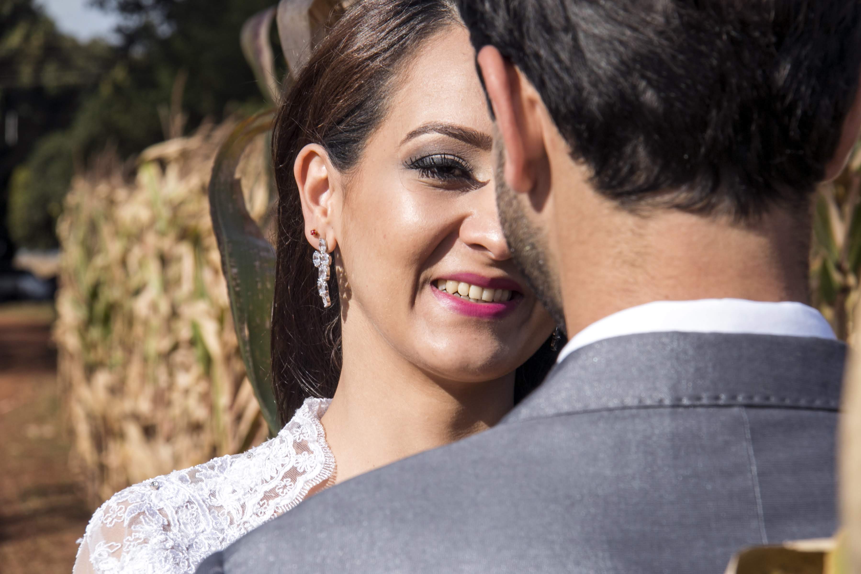 Noiva sorrindo olhando para o noivo
